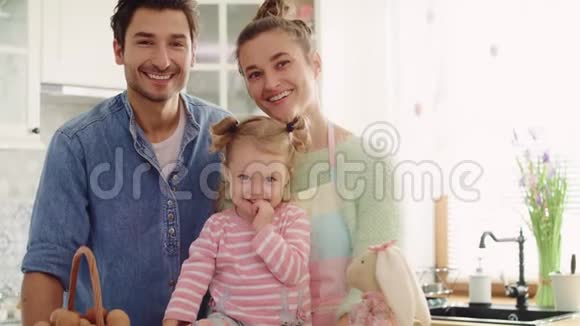 带着孩子的微笑家庭的画像视频的预览图