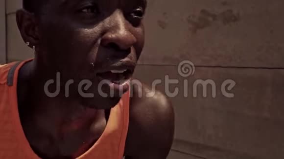 美国黑人职业跑步运动员出汗口渴饮水保持瓶冷却后艰苦的城市跑步锻炼视频的预览图