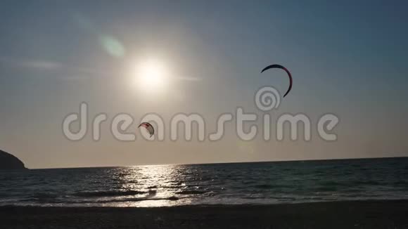 黄昏时海上的Kyte冲浪者视频的预览图