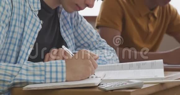 白人男孩在课堂上写作视频的预览图