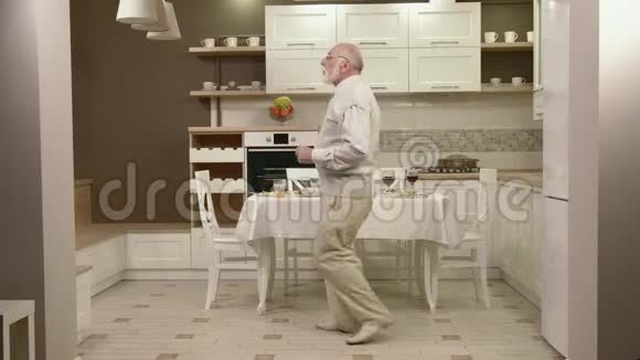 快乐老人在厨房跳舞视频的预览图