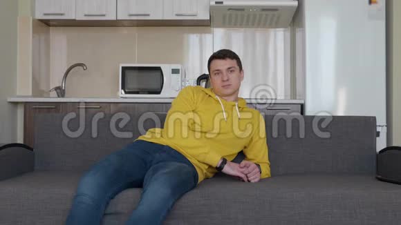 一个男人在沙发上休息视频的预览图