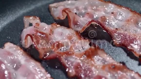 美味的培根脆片煎在热锅上热煮的脂肪烹饪的肉与肉一起的食物培根视频的预览图