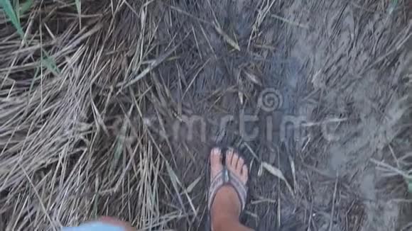 一个人的腿穿过泥视频的预览图