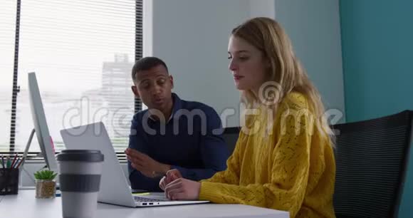男人和女人在办公室讨论视频的预览图