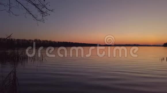 宁静的湖面上的夏日夕阳视频的预览图