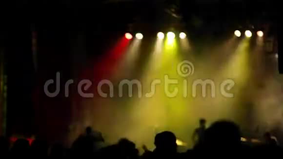 带有彩色聚光灯和烟雾的摇滚音乐会舞台视频的预览图