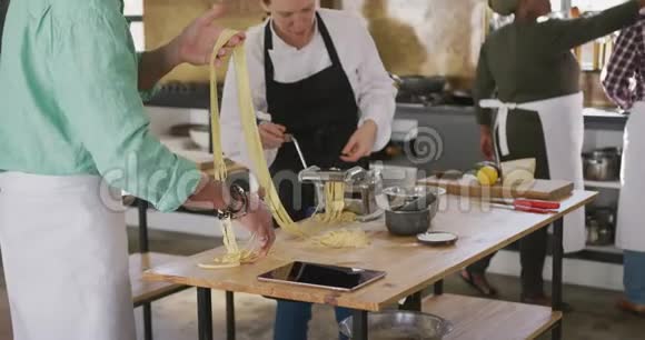一起做意大利面的厨师视频的预览图