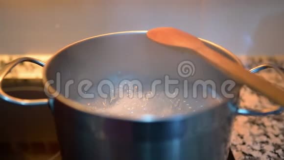 金属锅内沸水视频的预览图