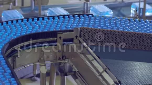 工厂用传送带包装塑料水瓶的过程一个的镜头视频的预览图