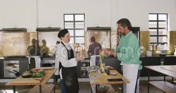 一起做意大利面的厨师视频的预览图