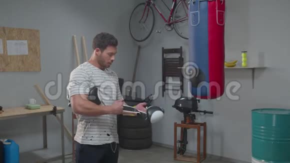 男人在体育馆戴拳击手套视频的预览图