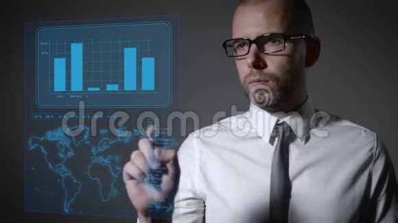 未来与金融和宏观经济的合作商人用交互式全息屏幕工作视频的预览图