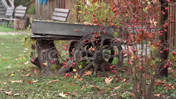 有木轮子的旧推车视频的预览图