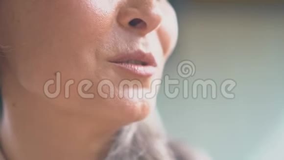 一个女人的嘴在说话视频的预览图