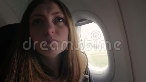 飞机上的快乐女孩视频的预览图