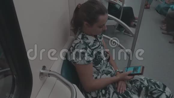 地铁里拿着电话的女孩视频的预览图