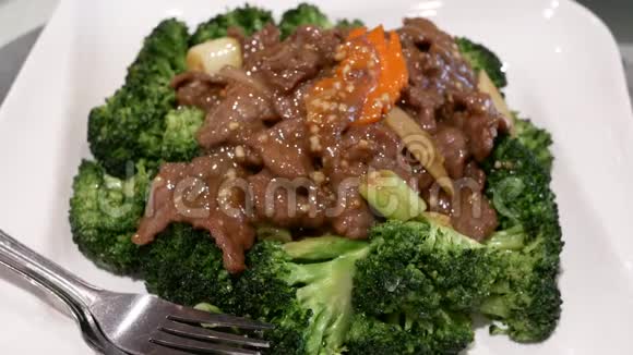 餐厅内桌上用西兰花炒牛肉的动作视频的预览图