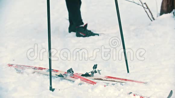 一位妇女准备站在滑雪板上视频的预览图