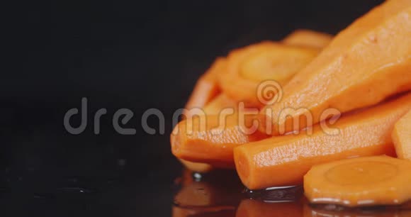 新鲜胡萝卜加凉蒸汽视频的预览图