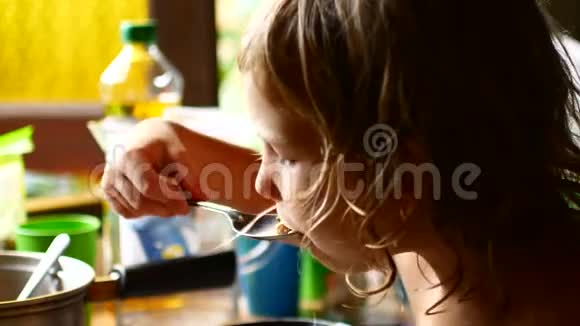 这孩子吃平底锅里的汤匙食物视频的预览图