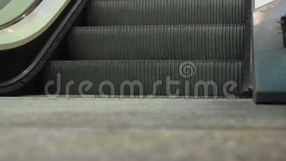 自动扶梯的上升视频的预览图