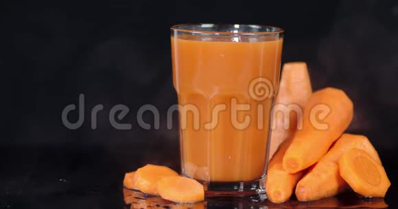 杯子里的新鲜胡萝卜汁视频的预览图