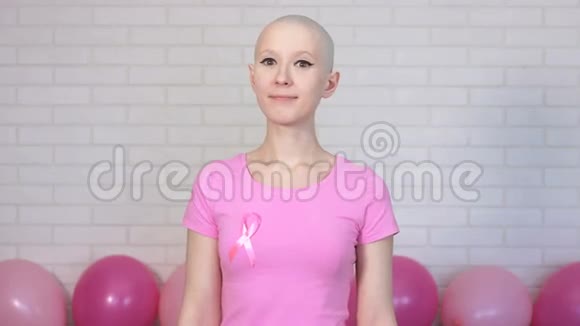 自信的乳腺癌幸存者女人交叉双臂看着相机微笑着乳腺癌视频的预览图