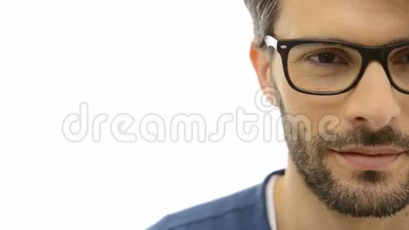 穿着眼镜的满意男人视频的预览图