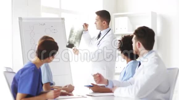 一群在医院看x光的医生视频的预览图