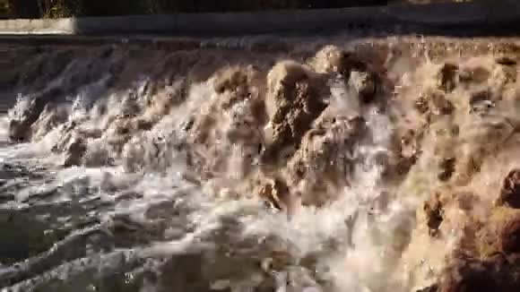 岩石上的流水视频的预览图