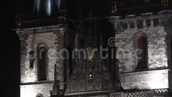 在傍晚的布拉格市漫步视频的预览图