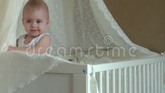 小女孩在婴儿床上玩全高清视频视频的预览图