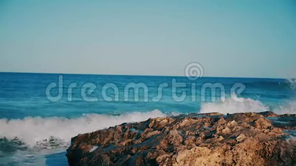蓝色的海浪拍打在岩石上视频的预览图
