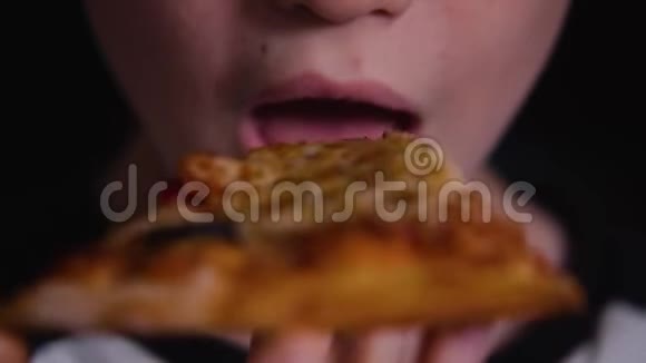 这个男孩吃奶酪和蔬菜的比萨饼有机产品视频的预览图