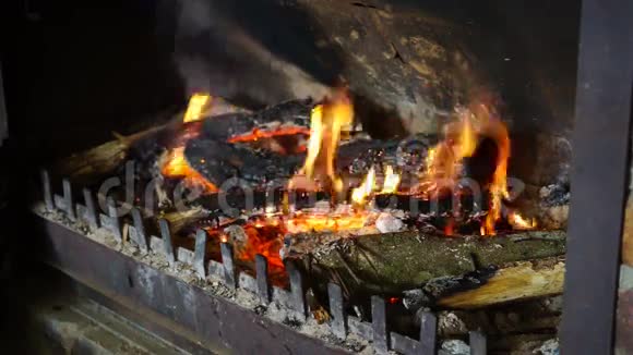 全高清木材燃烧在壁炉视频的预览图
