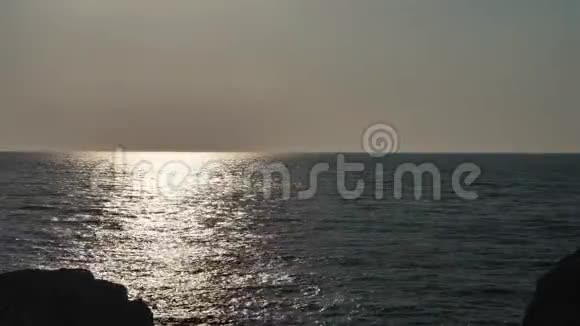 太阳反射到海里视频的预览图