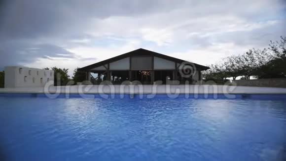 泳池和露台的全景视频的预览图
