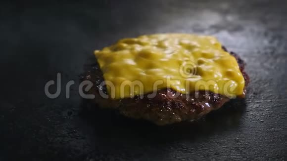 热牛肉切块视频的预览图