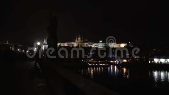 在傍晚的布拉格市漫步视频的预览图