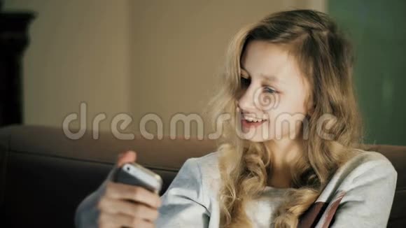 自私的女孩儿童使用智能手机拍照视频的预览图