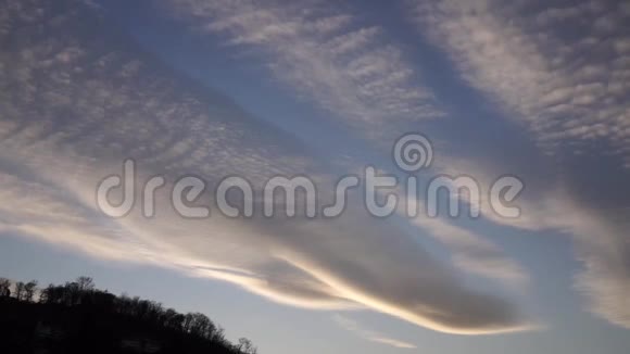 日落时美丽的云彩视频的预览图