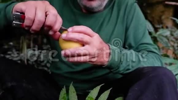一个人用刀切一个黄色的水果视频的预览图