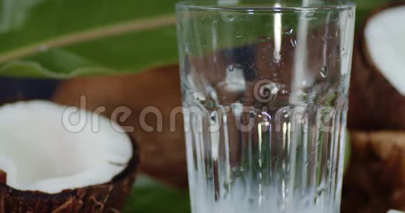 玻璃里倒入椰奶视频的预览图