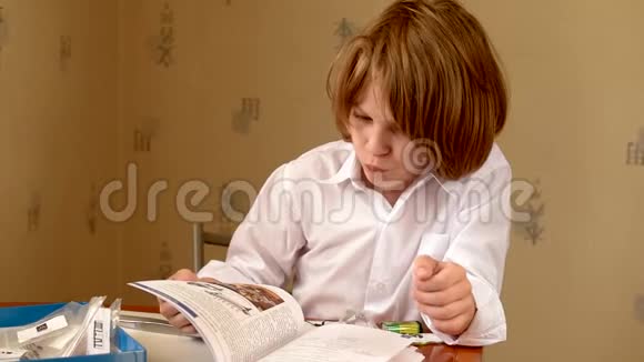 男孩阅读指导视频的预览图