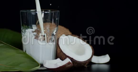 椰子牛奶在玻璃中流动视频的预览图