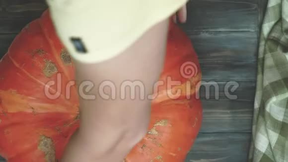 一个男人切一个橙色的南瓜视频的预览图