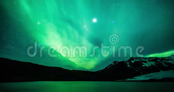 冰岛冰川湖上的北极光北极光视频的预览图