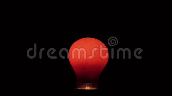 灯泡在黑暗中是红色的视频的预览图
