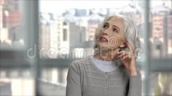 一位老太太坠入爱河的肖像视频的预览图